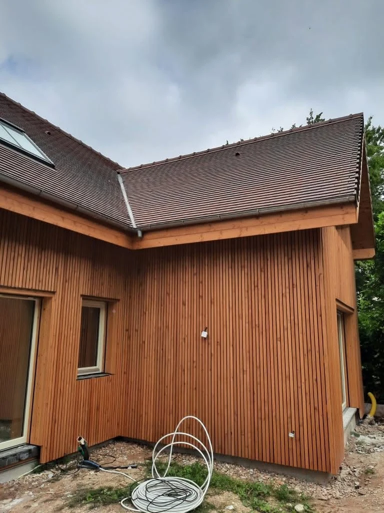 Courtyard corner clad in vertical larch slats