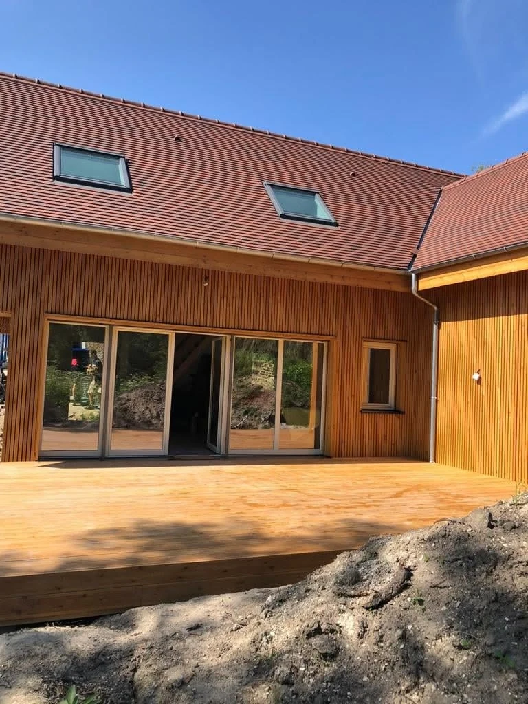 Bioclimatic larch-clad house in France