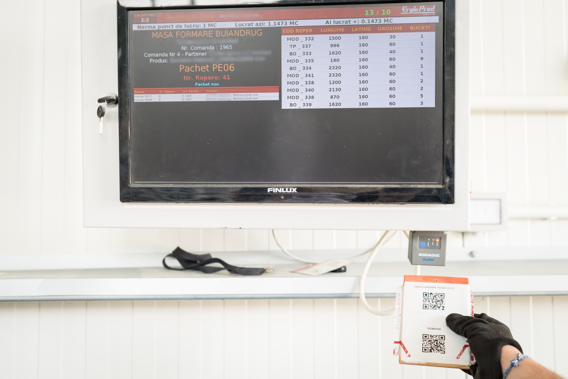 ERGIO production control screen and QR-labelled package used for quality and completeness checks