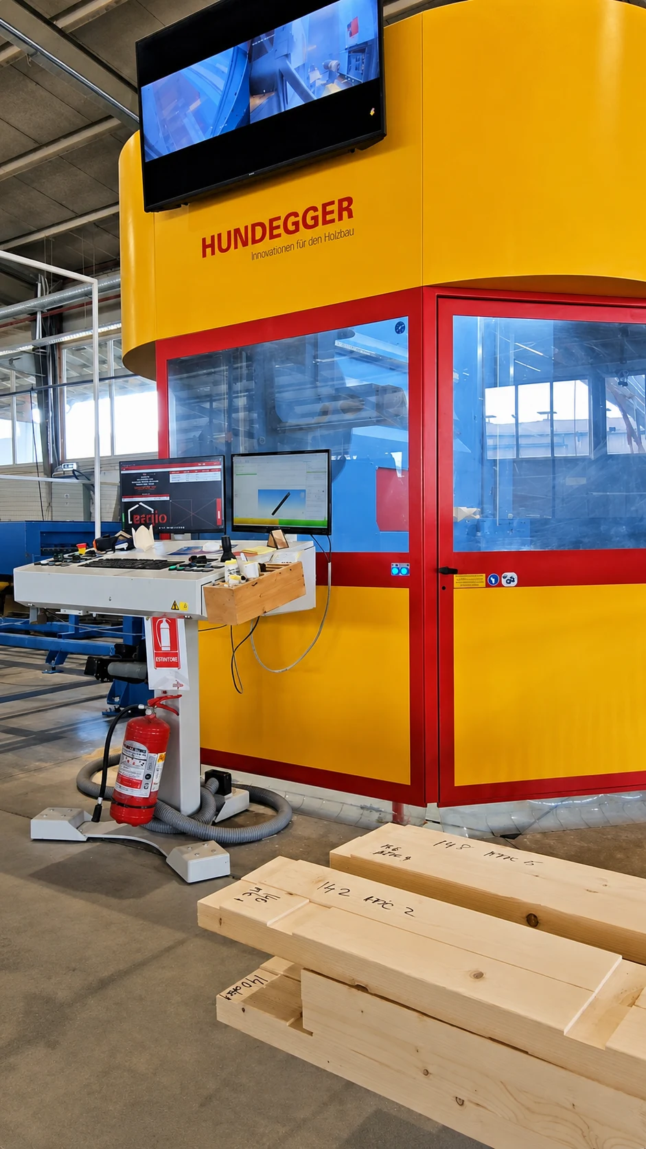 Operario de ERGIO en la estación de mecanizado Hundegger ROBOT-Drive 450