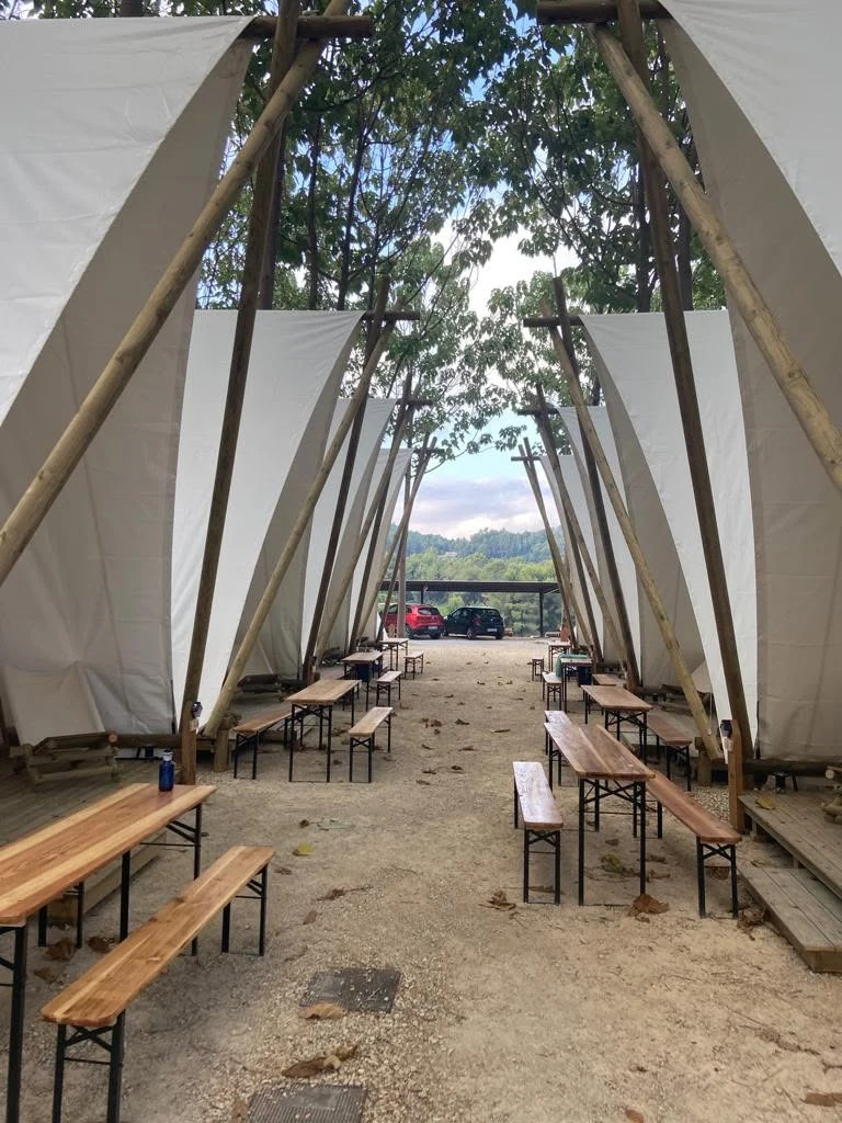 Tiendas glamping de La Escalada Gandia entre árboles