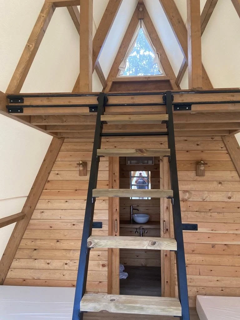 Interior de una tienda glamping de La Escalada Gandia