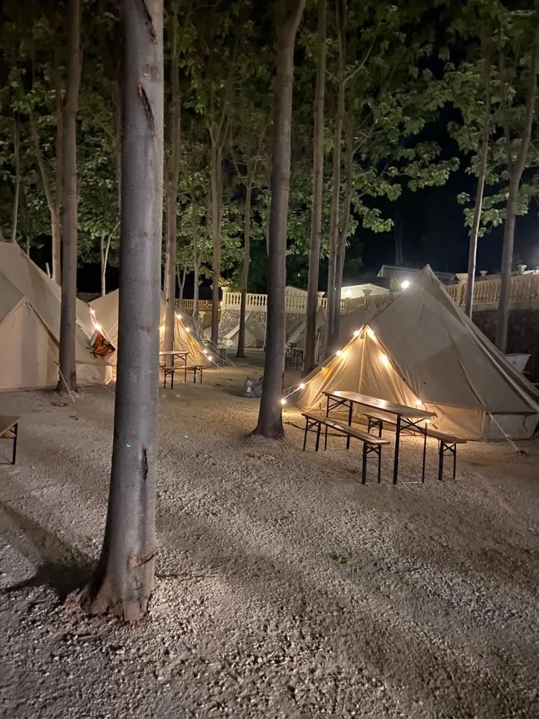 Zona glamping de La Escalada Gandia de noche