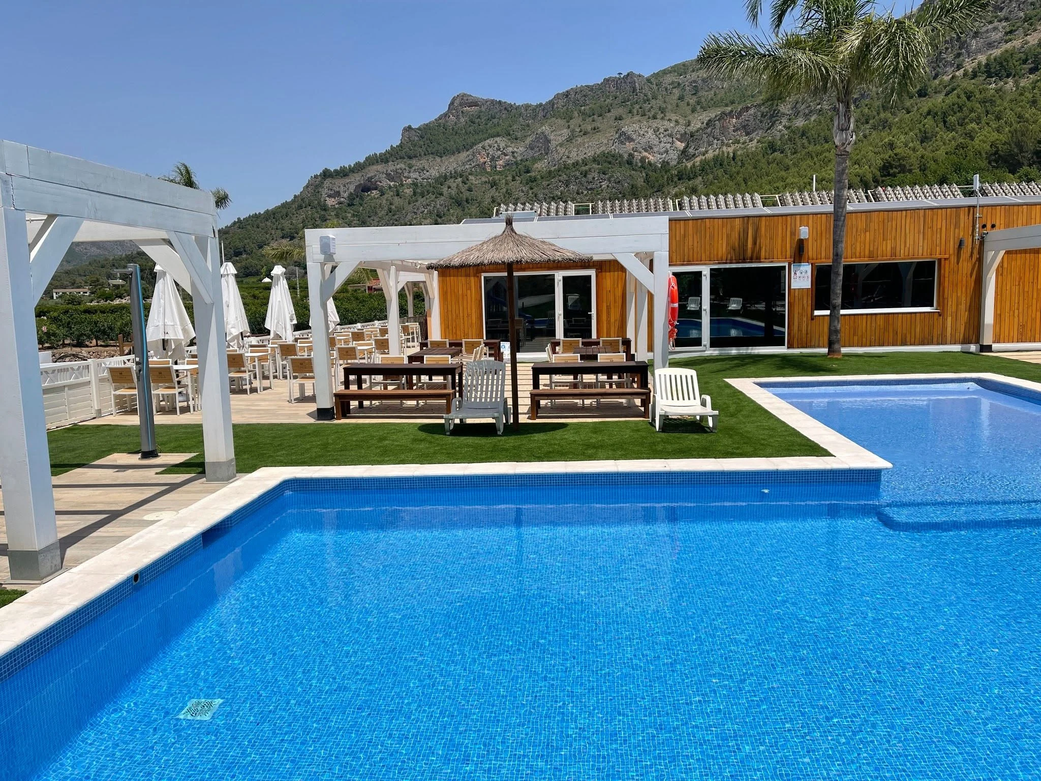 Restaurante y piscina de La Escalada Gandia con paisaje de montaña