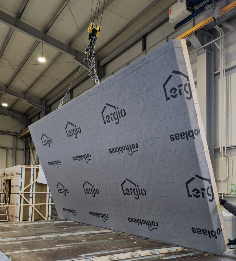 Panneau mural bois préfabriqué avec membrane de protection manipulé dans l’usine ERGIO