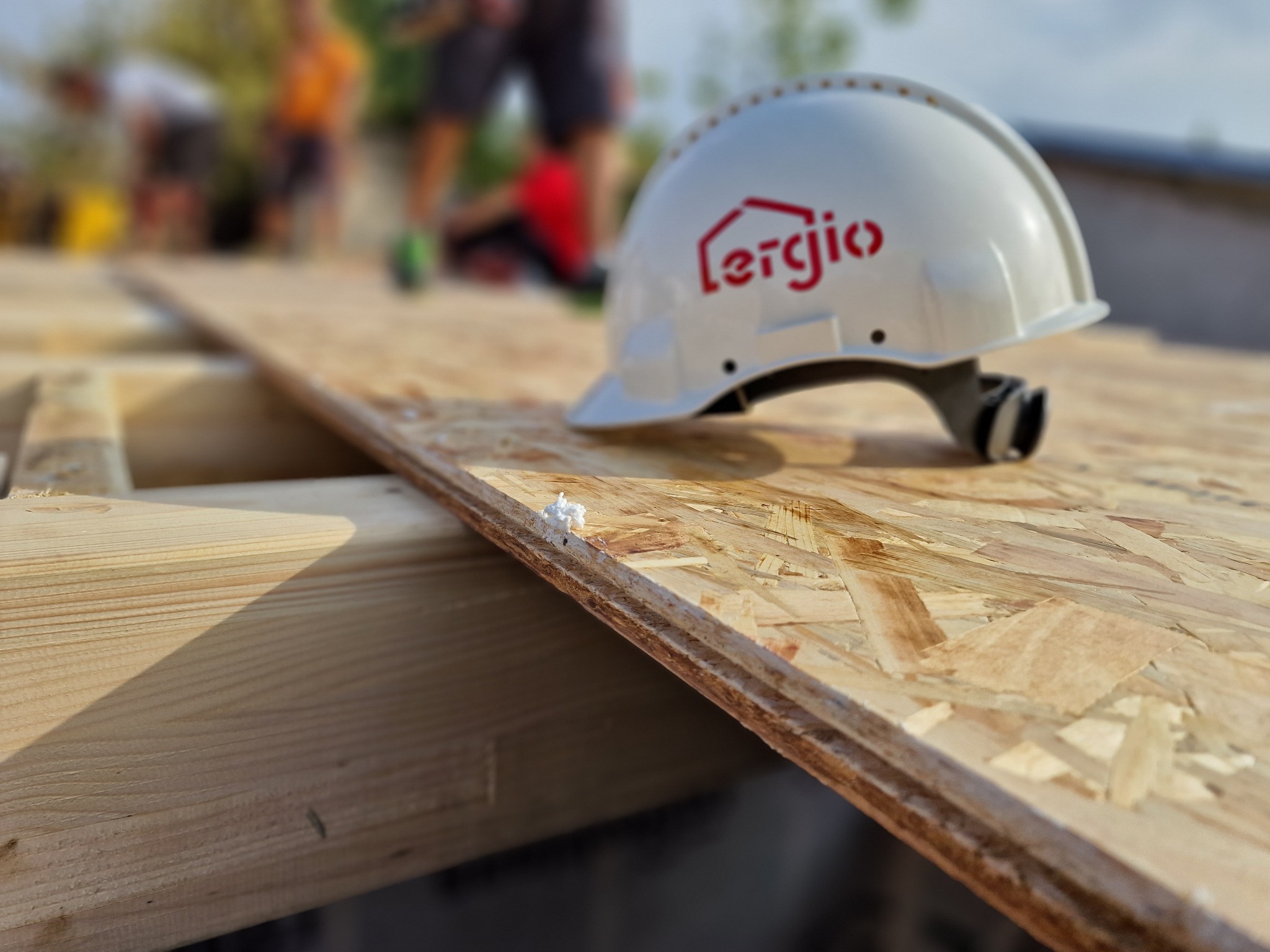 Casco de seguridad ERGIO colocado sobre una estructura de madera y tablero OSB durante la preparación de la obra