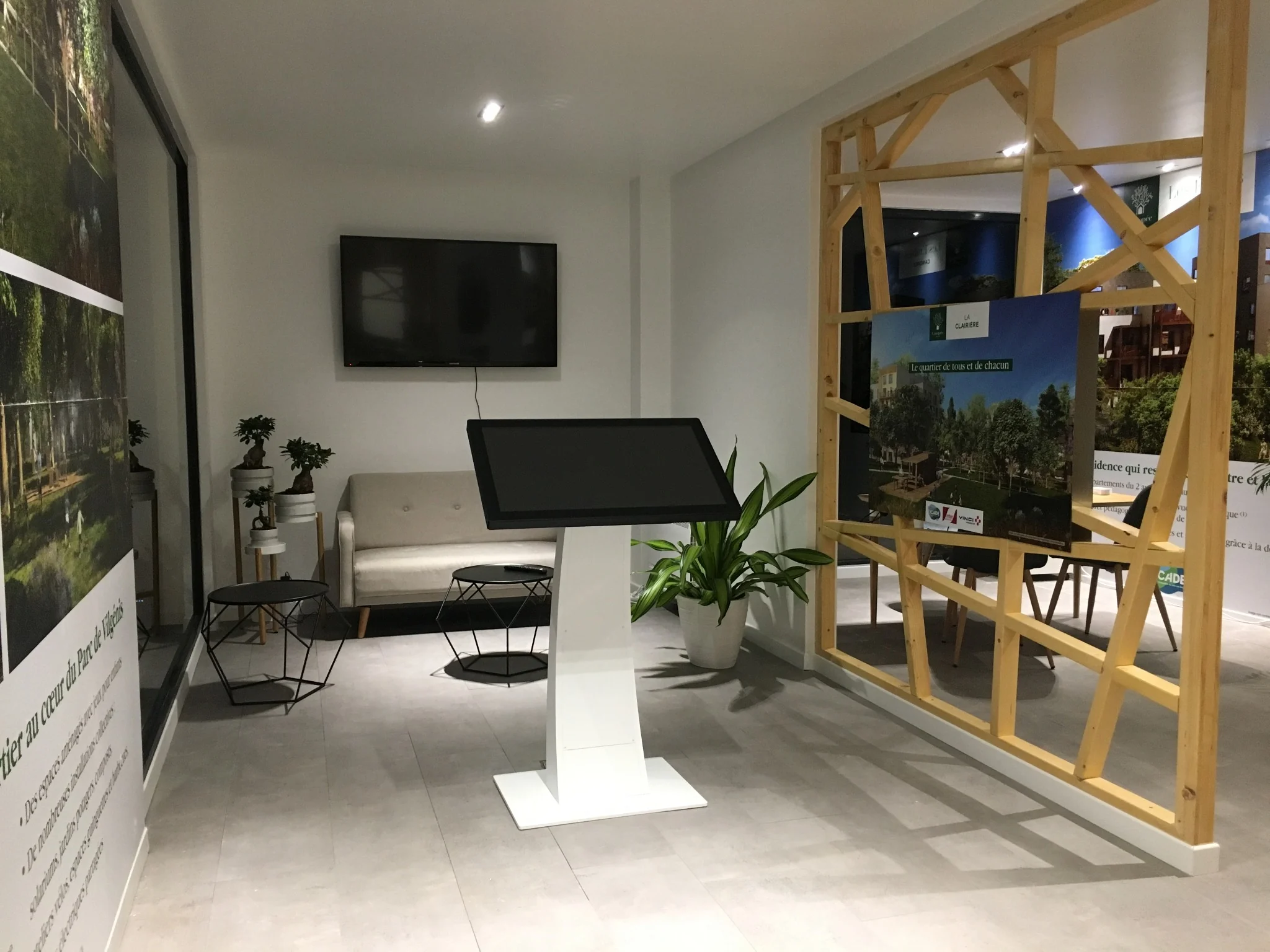 Zona interna di attenzione con pantalla digitale nel edificio di Massy