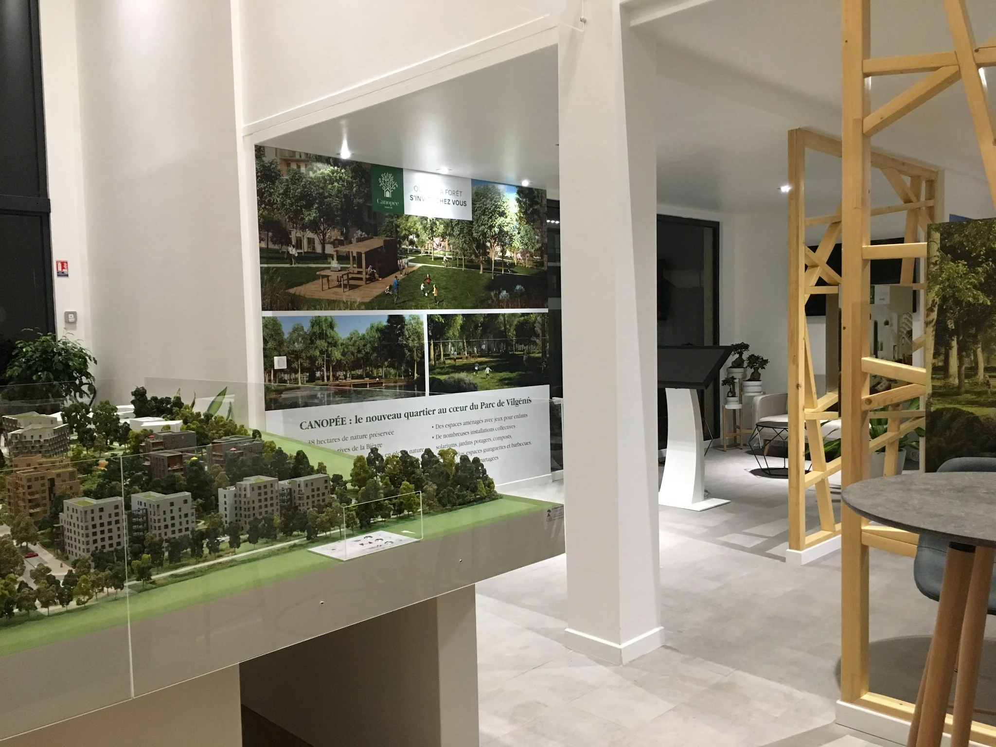 Zona interna con maqueta di progetto all’interna dell’edificio di Massy