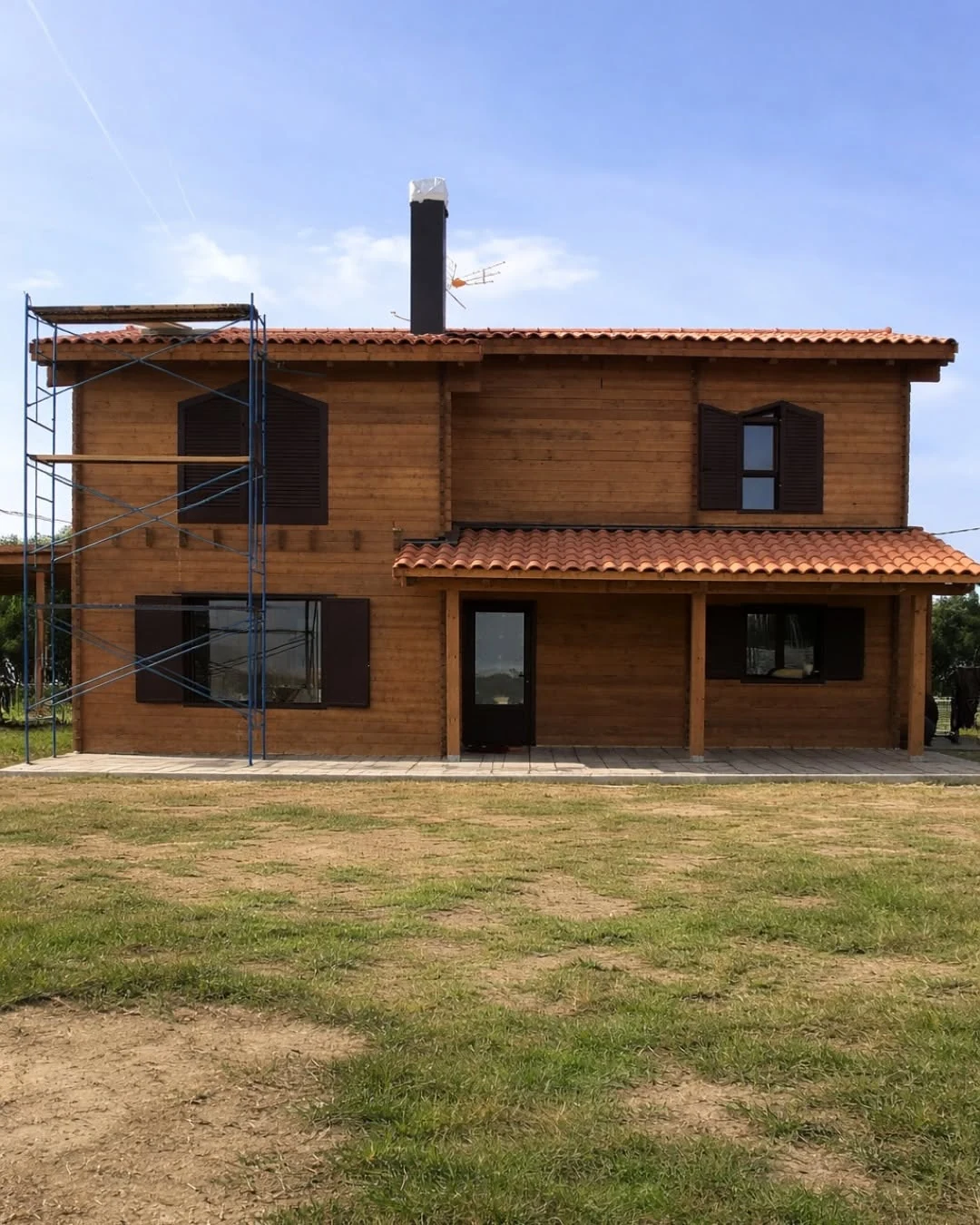 Fachada frontal de Palafols con revestimiento de madera