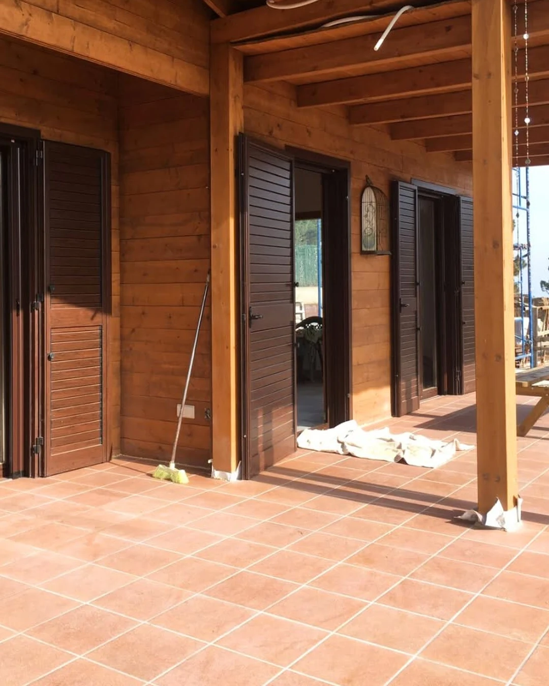 Huecos y estructura del porche de madera en Palafols