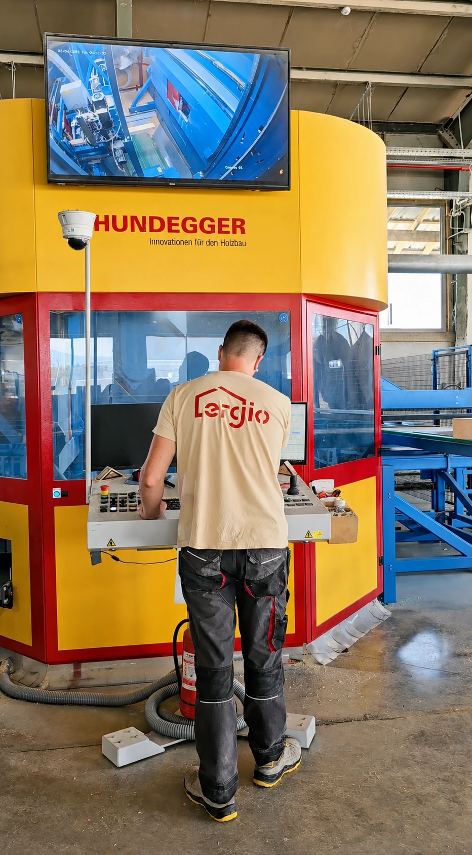 Opérateur travaillant sur la ligne Hundegger d’usinage du bois