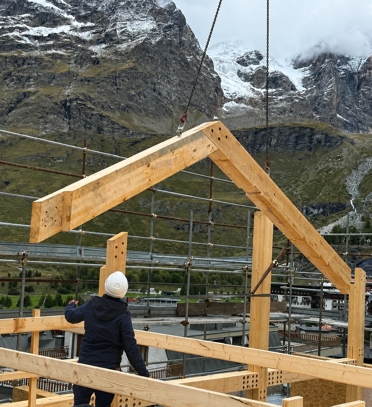 Elemento estructural de madera elevado con grúa durante el montaje en una ubicación de montaña