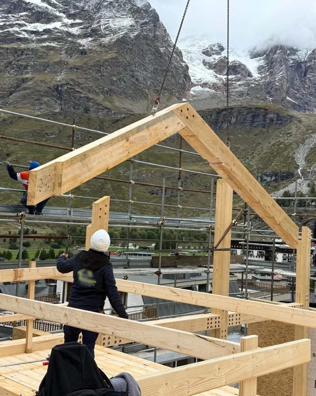 Large prefabricated timber roof frame lifted into position in Valle d’Aosta