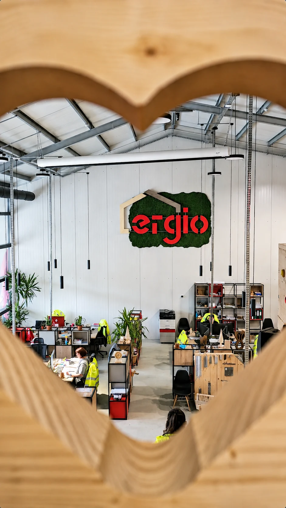 Oficina de ingeniería de ERGIO vista a través de un componente de madera mecanizado con precisión