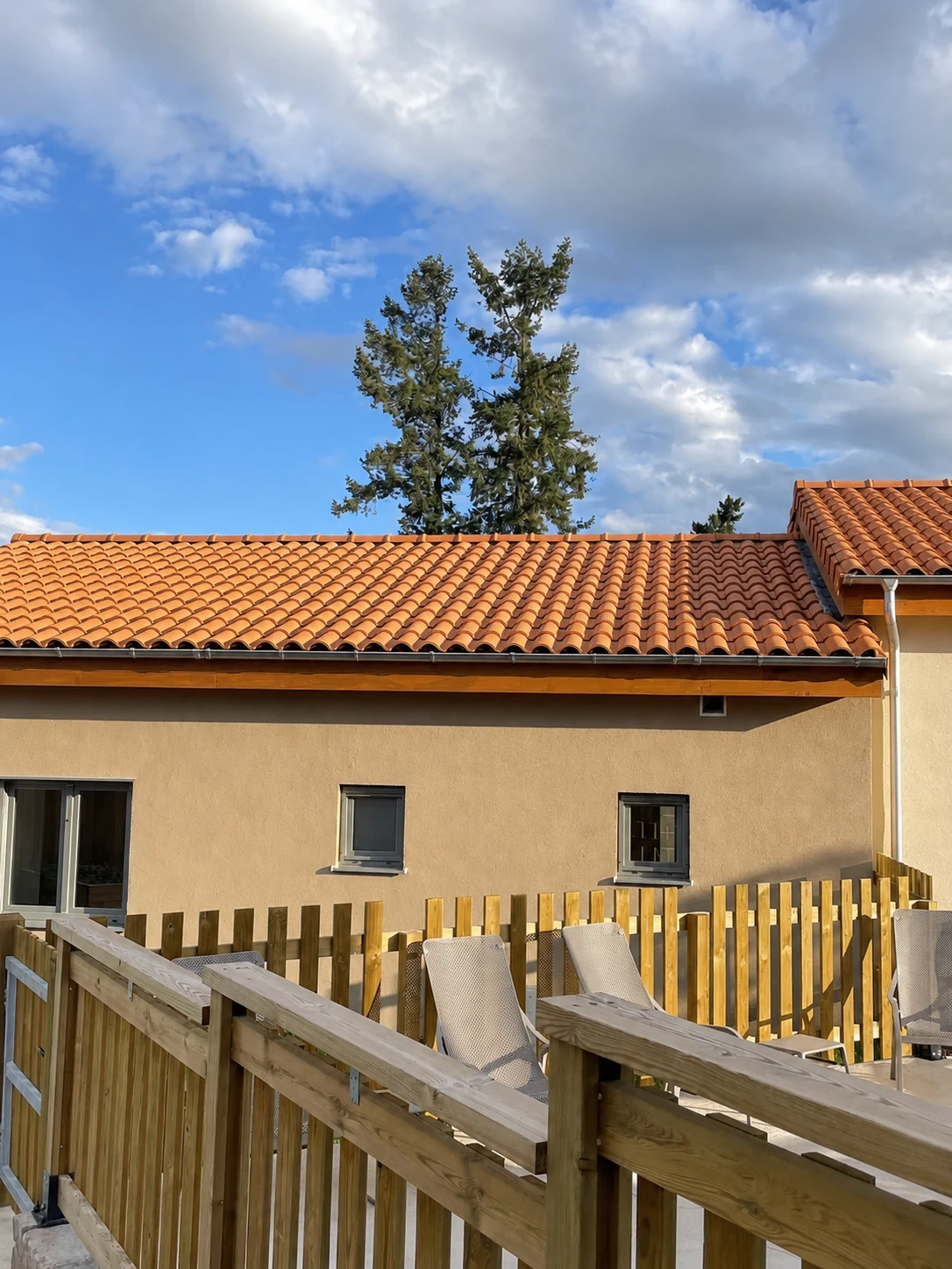 Copertura e barandillas di terrazza di Village Seniors sotto un cielo azul